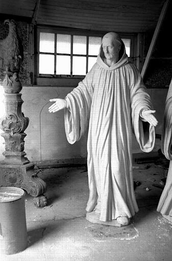Statue de saint en pierre
