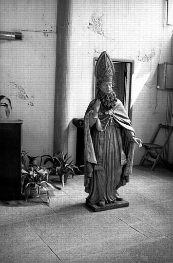Statue en pierre d'un évêque