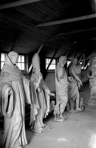 Statues de saint Pierre et statue d'évêque