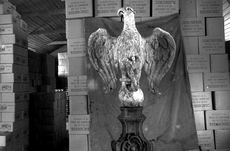 Lutrin en bois, détail de l'aigle