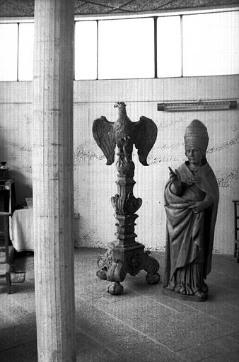 Statue de l'évêque, et le lutrin
