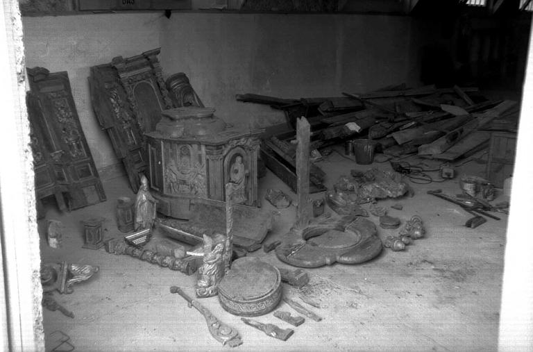 Autel en bois sculpté, éléments divers
