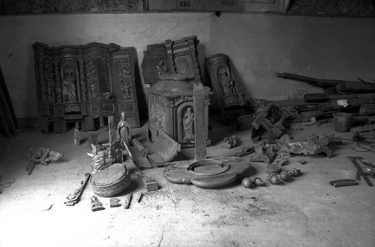 Autel en bois sculpté, éléments divers