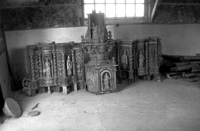 Autel en bois sculpté, éléments divers