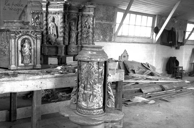 Autel en bois sculpté, éléments divers