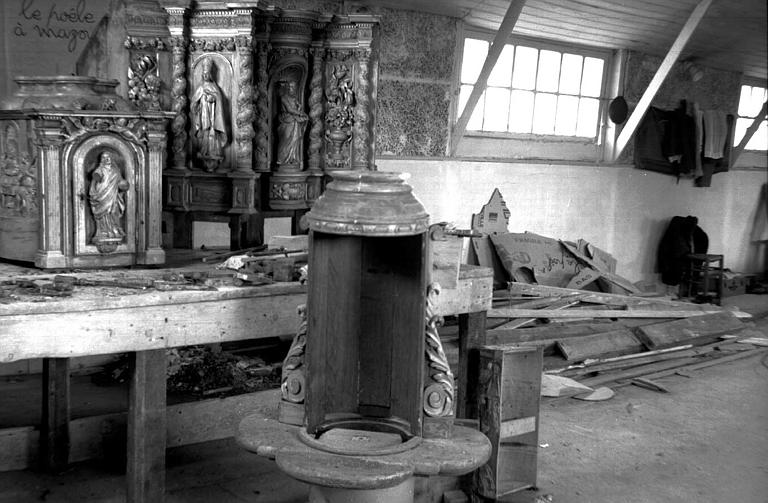 Autel en bois sculpté, éléments divers