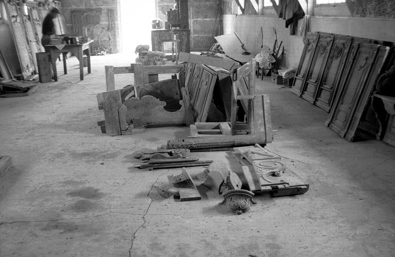 Stalles en bois sculpté, éléments divers