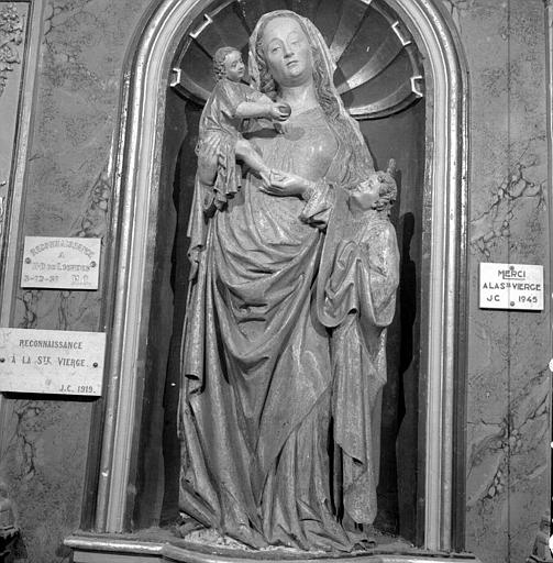 Statue en pierre de la Vierge à l'Enfant avec à ses côtés un ange, ensemble