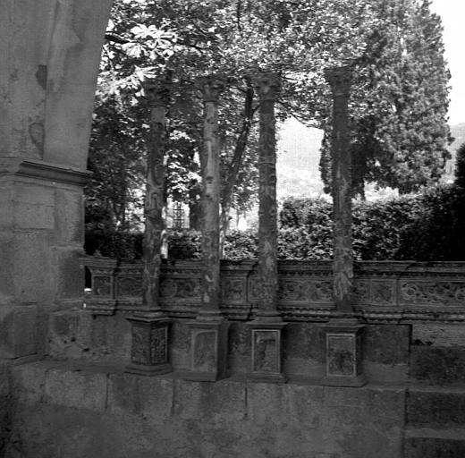 Retable : détail des colonnes et de la corniche démontées ; en cours de restauration