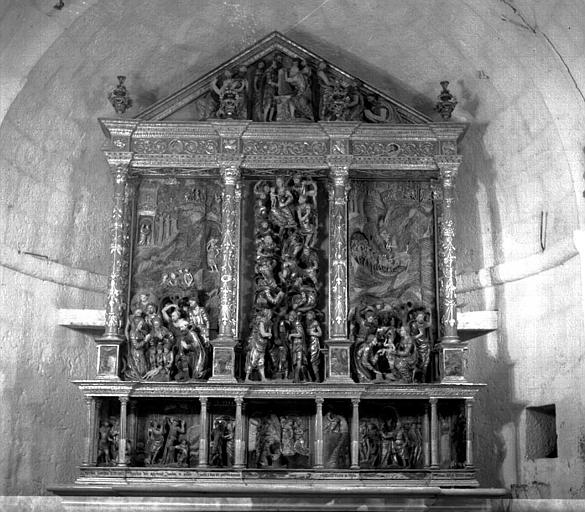 Retable architecturé orné de plusieurs scènes en haut-relief, bois sculpté, peint et doré ; après restauration