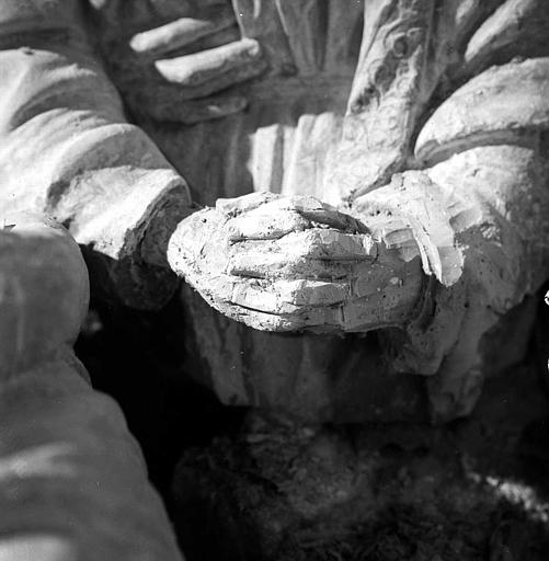 Mise au tombeau en pierre, détail des mains de la Vierge avant dépose