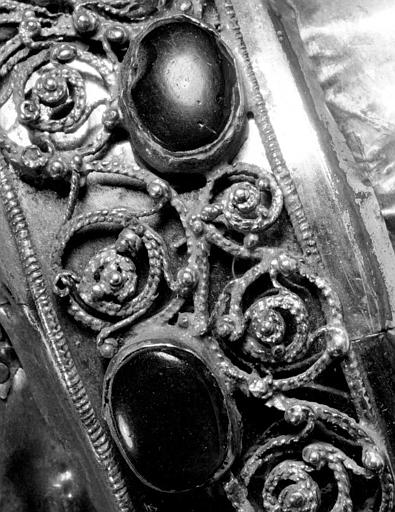 Filigranes du bras reliquaire en argent repoussé en partie doré sur âme de bois, détail