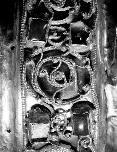 Filigranes du bras reliquaire en argent repoussé en partie doré sur âme de bois, détail