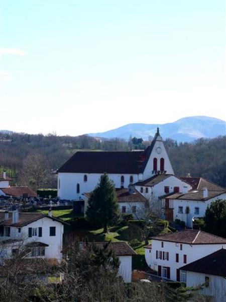 vue extérieure de l'église dans le village