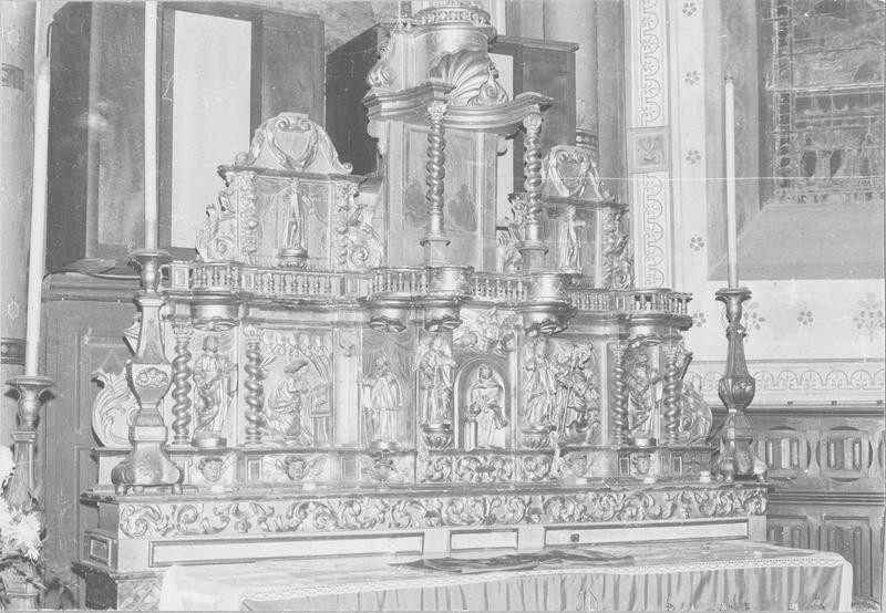 retable, statuettes du maître-autel, chandeliers, vue générale