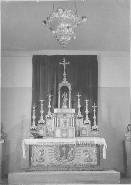 autel, tabernacle, croix, 6 chandeliers, vue générale