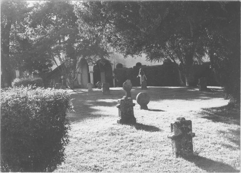 monuments sépulcraux, vue partielle