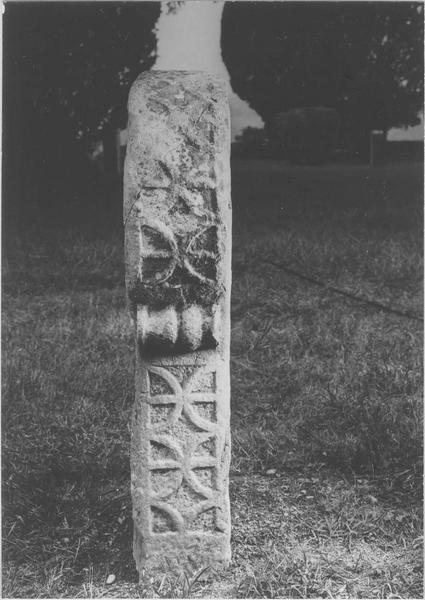 stèle discoïdale, vue générale du profil