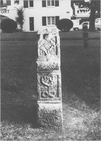 stèle tabulaire, vue générale du profil