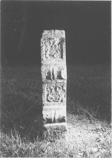 stèle tabulaire, vue générale du profil