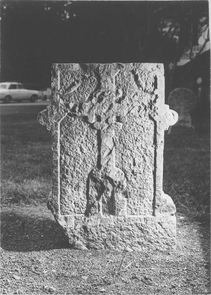 stèle tabulaire, revers, vue générale