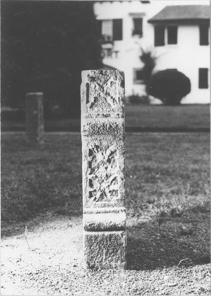 stèle tabulaire, vue générale du profil