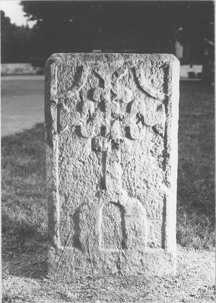 stèle tabulaire, revers, vue générale