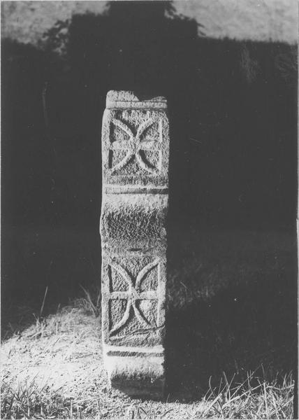 stèle tabulaire, vue générale du profil