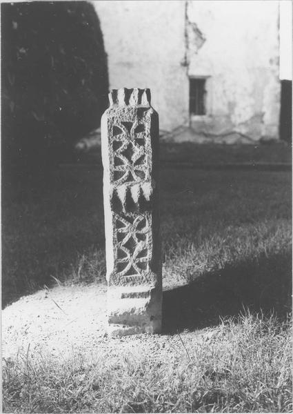 stèle tabulaire, vue générale du profil