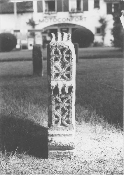 stèle tabulaire, vue générale du profil