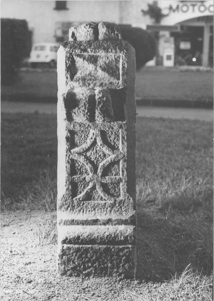 stèle tabulaire, vue générale du profil