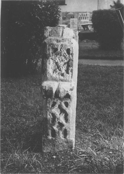 stèle tabulaire, vue générale du profil