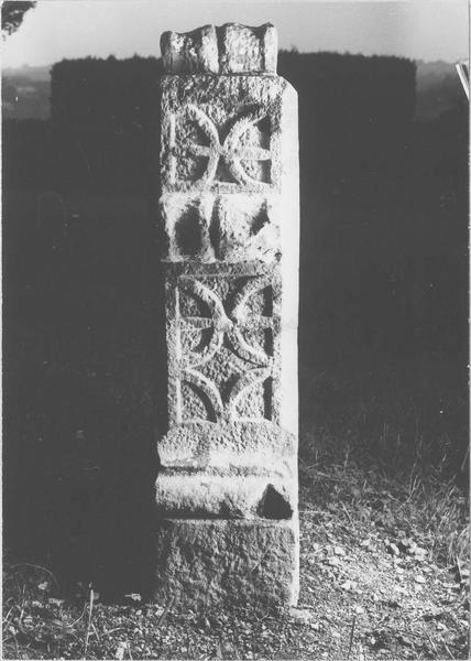stèle tabulaire, vue générale du profil