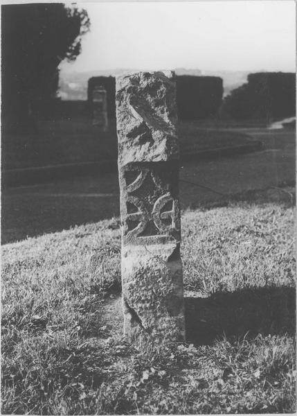 stèle tabulaire, vue générale du profil