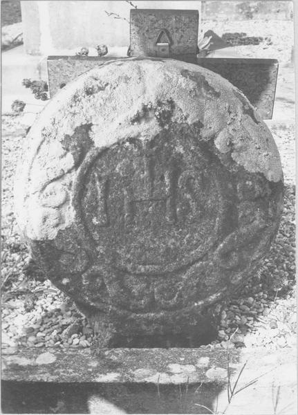 stèle discoïdale, avers, vue générale - © Ministère de la Culture (France), Médiathèque du patrimoine et de la photographie (objets mobiliers), tous droits réservés