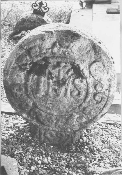 stèle discoïdale, revers, vue générale - © Ministère de la Culture (France), Médiathèque du patrimoine et de la photographie (objets mobiliers), tous droits réservés