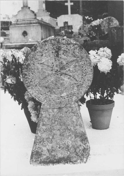 stèle discoïdale pour Bernard de Hariet, avers, vue générale - © Ministère de la Culture (France), Médiathèque du patrimoine et de la photographie (objets mobiliers), tous droits réservés