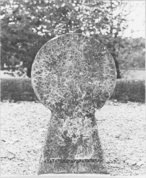 stèle discoïdale pour Bernard de Hariet, revers, vue générale - © Ministère de la Culture (France), Médiathèque du patrimoine et de la photographie (objets mobiliers), tous droits réservés
