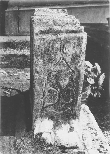 stèle tabulaire, profil, vue générale - © Ministère de la Culture (France), Médiathèque du patrimoine et de la photographie (objets mobiliers), tous droits réservés