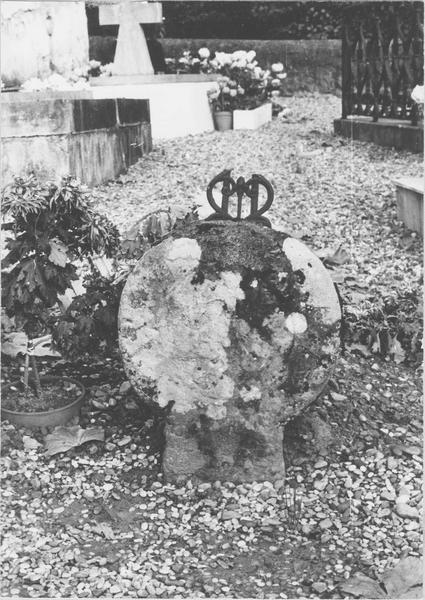 stèle discoïdale, revers, vue générale - © Ministère de la Culture (France), Médiathèque du patrimoine et de la photographie (objets mobiliers), tous droits réservés