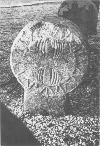 stèle discoïdale, avers, vue générale - © Ministère de la Culture (France), Médiathèque du patrimoine et de la photographie (objets mobiliers), tous droits réservés
