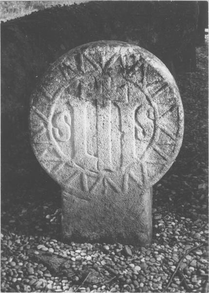 stèle discoïdale, revers, vue générale - © Ministère de la Culture (France), Médiathèque du patrimoine et de la photographie (objets mobiliers), tous droits réservés