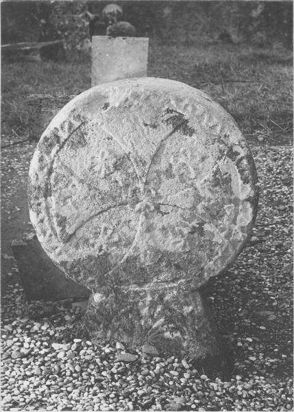 stèle discoïdale, avers, vue générale - © Ministère de la Culture (France), Médiathèque du patrimoine et de la photographie (objets mobiliers), tous droits réservés