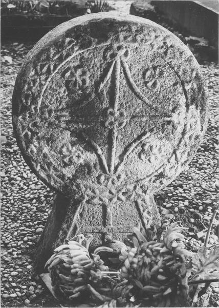 stèle discoïdale, revers, vue générale - © Ministère de la Culture (France), Médiathèque du patrimoine et de la photographie (objets mobiliers), tous droits réservés