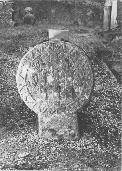 stèle discoïdale, avers, vue générale - © Ministère de la Culture (France), Médiathèque du patrimoine et de la photographie (objets mobiliers), tous droits réservés