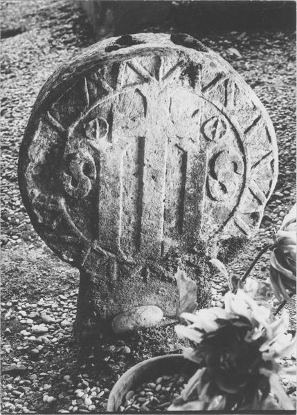 stèle discoïdale, revers, vue générale - © Ministère de la Culture (France), Médiathèque du patrimoine et de la photographie (objets mobiliers), tous droits réservés