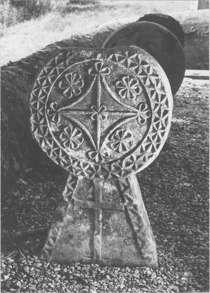 stèle discoïdale, revers, vue générale - © Ministère de la Culture (France), Médiathèque du patrimoine et de la photographie (objets mobiliers), tous droits réservés