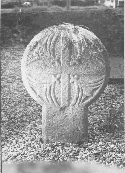 stèle discoïdale, avers, vue générale - © Ministère de la Culture (France), Médiathèque du patrimoine et de la photographie (objets mobiliers), tous droits réservés