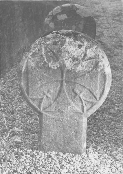 stèle discoïdale, revers, vue générale - © Ministère de la Culture (France), Médiathèque du patrimoine et de la photographie (objets mobiliers), tous droits réservés