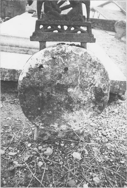 stèle discoïdale, revers, vue générale - © Ministère de la Culture (France), Médiathèque du patrimoine et de la photographie (objets mobiliers), tous droits réservés